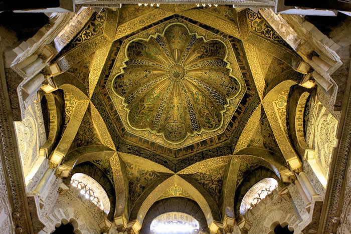 Intérieur du dôme de la mosquée de Cordoue en Espagne